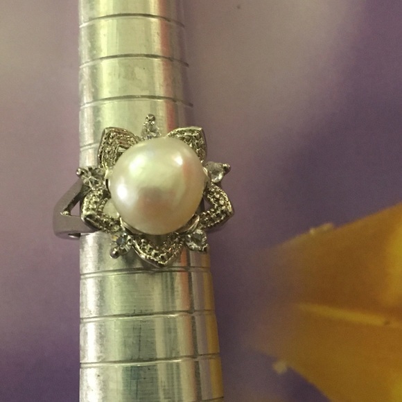 🔆SOLD🔆 Lot of Faux Pearls, Silver tone, and Gem decor pieces - Picture 6 of 6